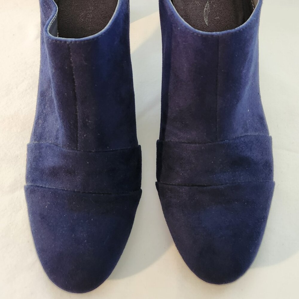 A2 by Aerosoles booties sz 9.5 M navy faux suede Sixth Avenue EUC - Picture 3 of 7